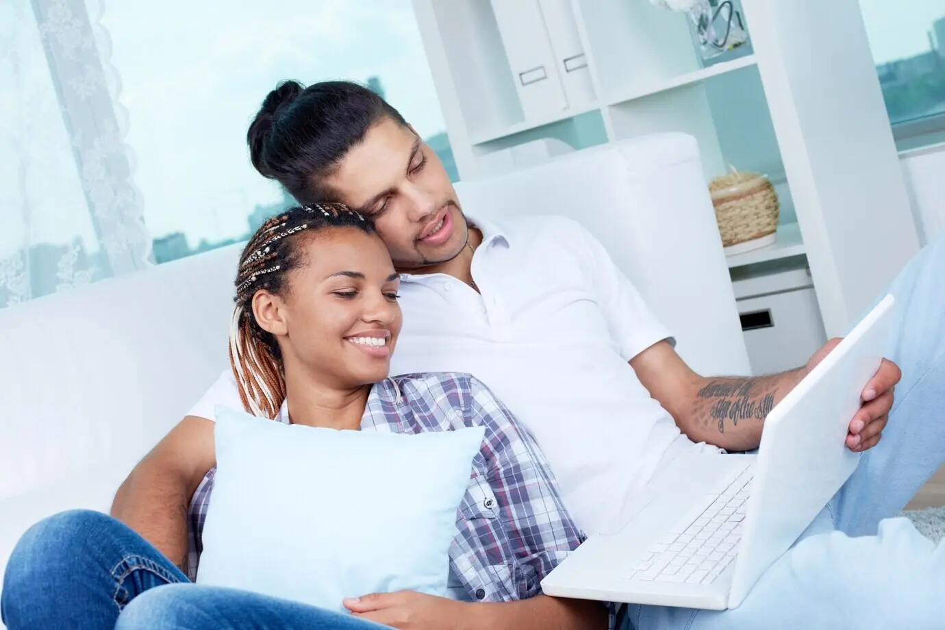 Женщина смотрит видео со своим парнем.