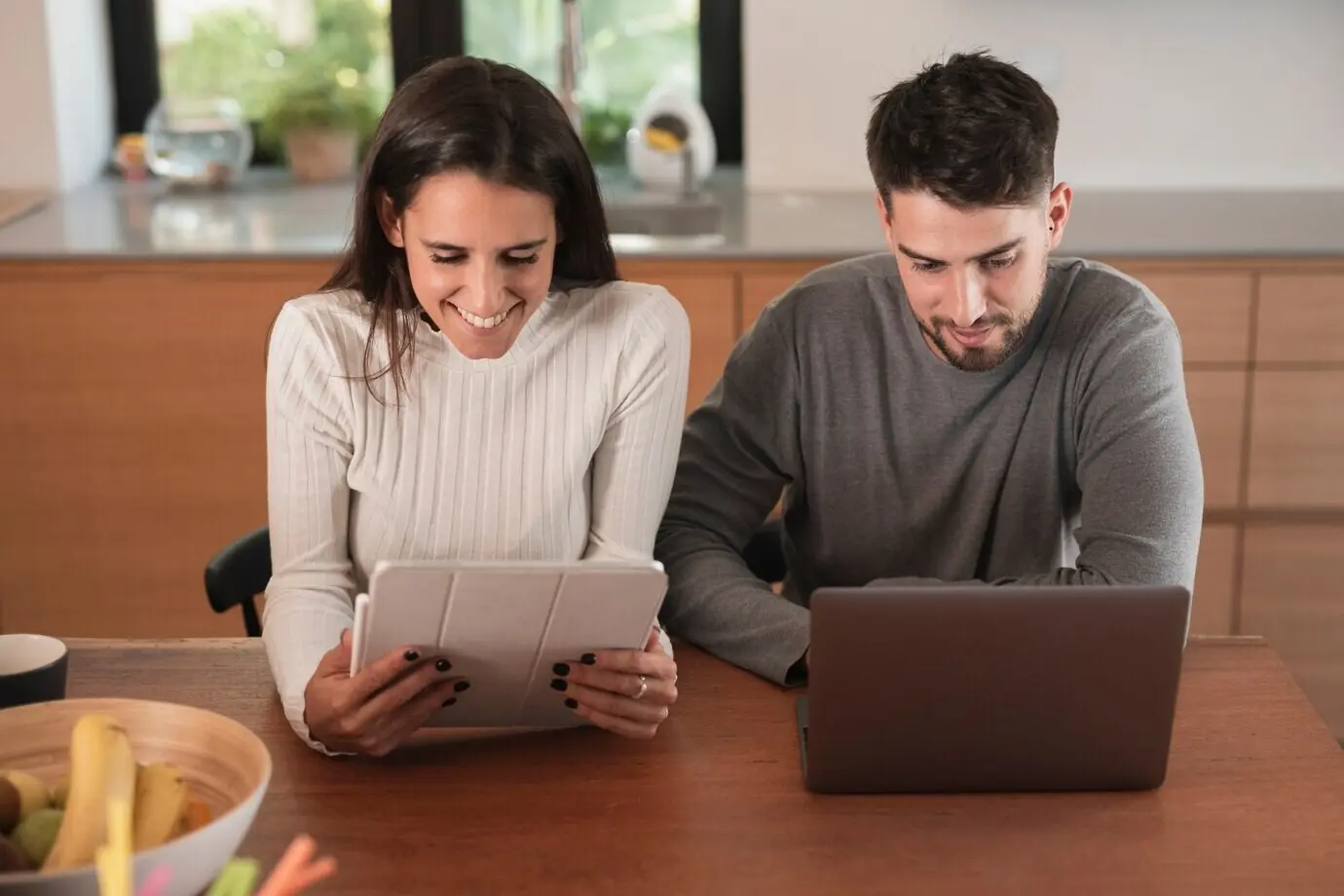 Милая пара, работающая вместе.